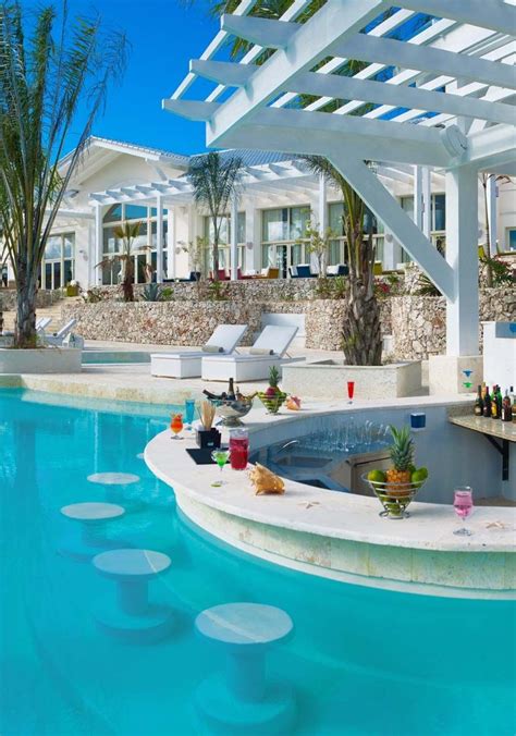 Week in Review: Luxe Pool Time, A New Bar off the Beaten Path, .